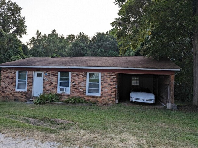 Building Photo - 2 Bed House w/ carport, central HVAC & woo...