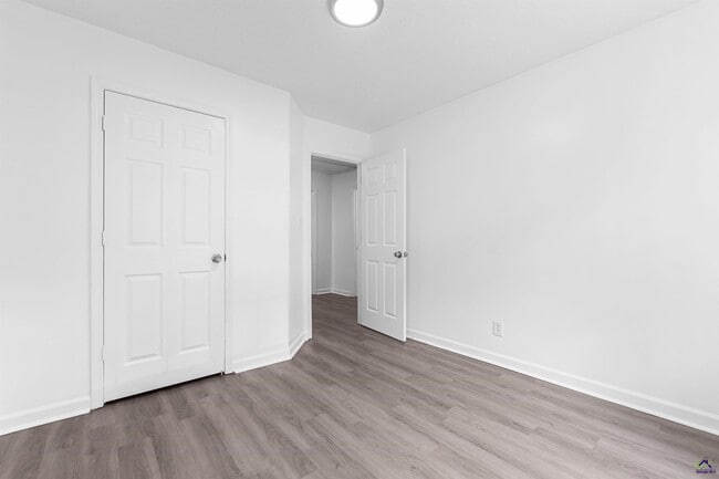 Building Photo - 118 Greentree Pkwy