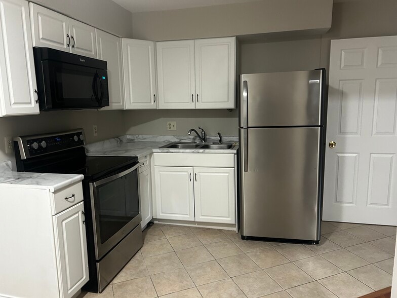 Building Photo - 1746 Pine Tree St S