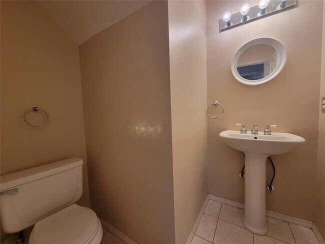 Building Photo - 912 Haverstraw Pl