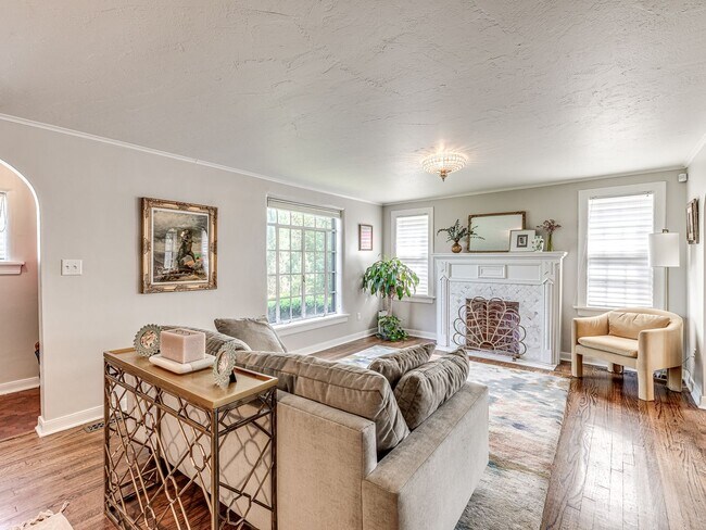 Building Photo - Beautiful 3bedroom/2 bathroom/1 Car Garage...
