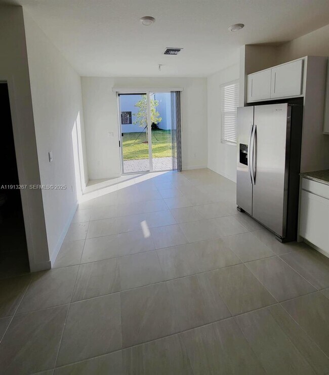 Building Photo - 1683 SE 7th Ln