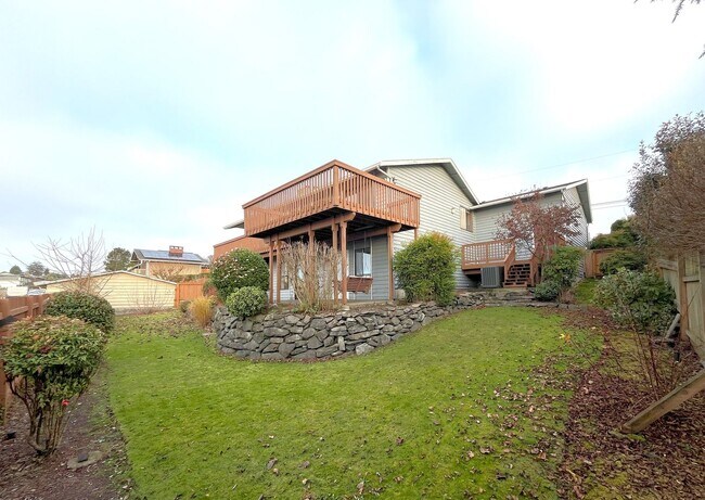 Building Photo - 1870 N Skyline Dr