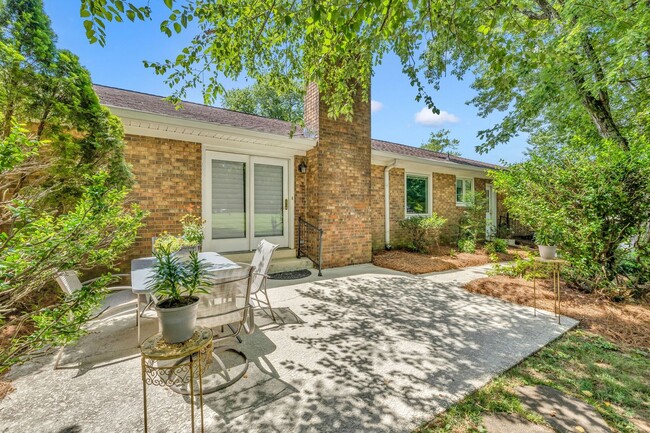 Building Photo - One level living in the heart of Brentwood