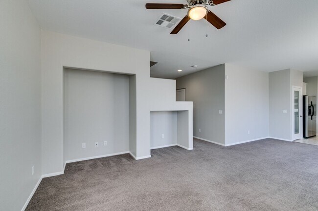 Building Photo - 3 bedroom + Den! Ready for immediate move ...