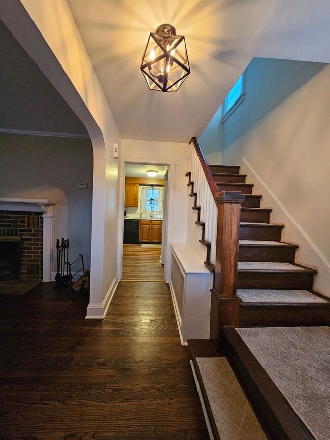 Building Photo - 102 N Forrest St