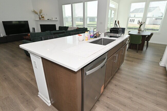 Building Photo - "Spacious 5-Bedroom Retreat with Luxurious Quartz Countertops & Fireplace on Deerberg Drive!"