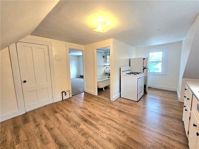 Building Photo - 13 York Ave