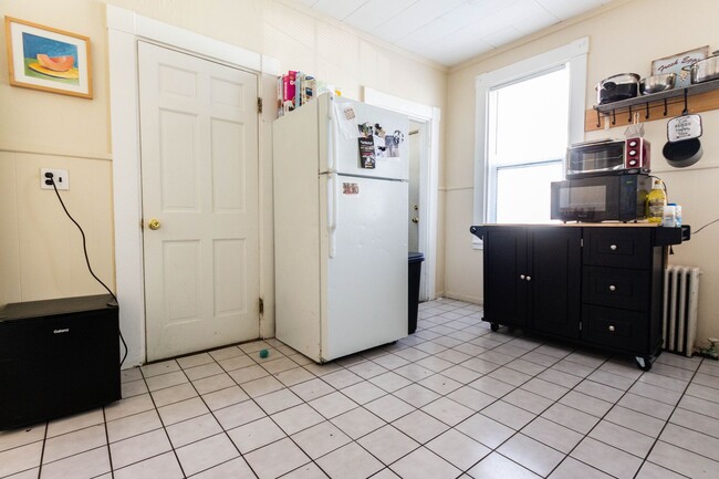 Building Photo - NO BROKER FEE!  SPACIOUS AND BRIGHT BRIGHTON CTR 5 BED/3 BATH AVAIL 9/1