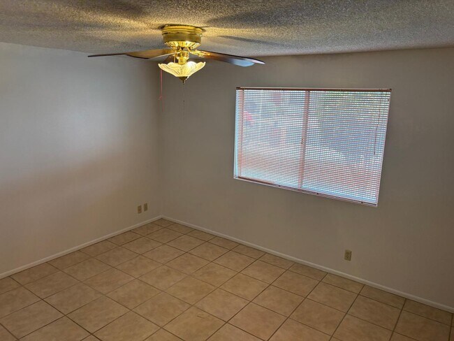 Building Photo - 4218 E Crescent Ave