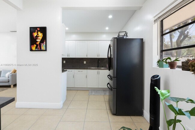 Building Photo - 250 NE 170th St