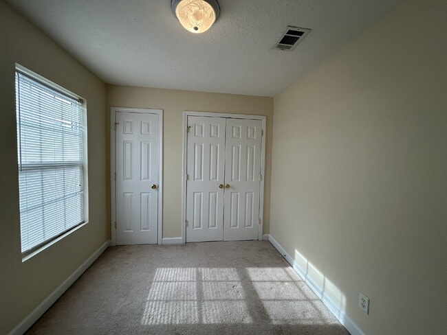 Building Photo - Town House For Rent