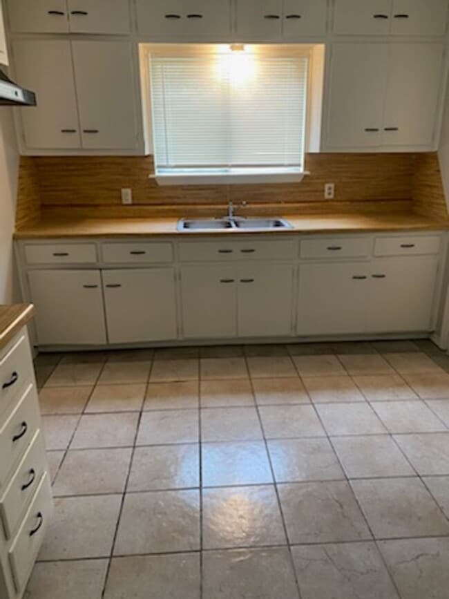 Building Photo - 1408 NW Ozmun- AVAILABLE NOW!