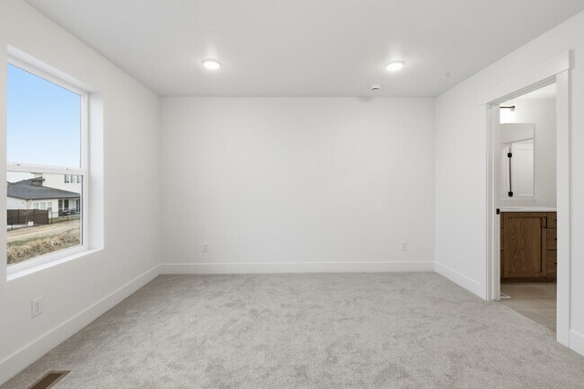 Building Photo - 2152 E Deep Purple Ln