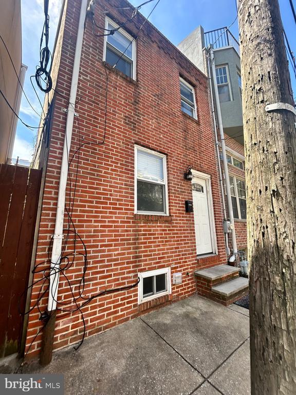 Building Photo - 708 Medina St