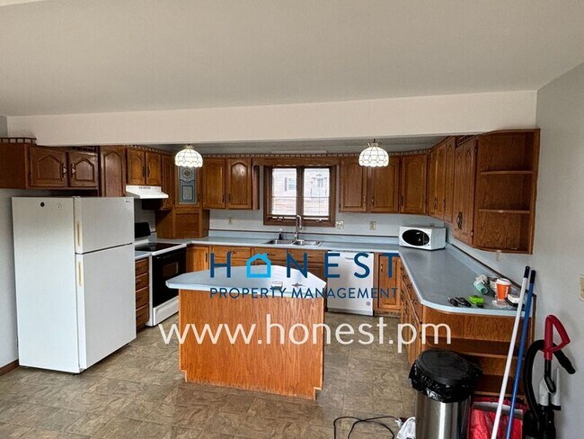 Building Photo - 273 Pond Rd