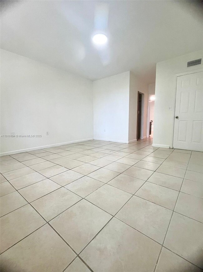 Building Photo - 800 NE 199th St