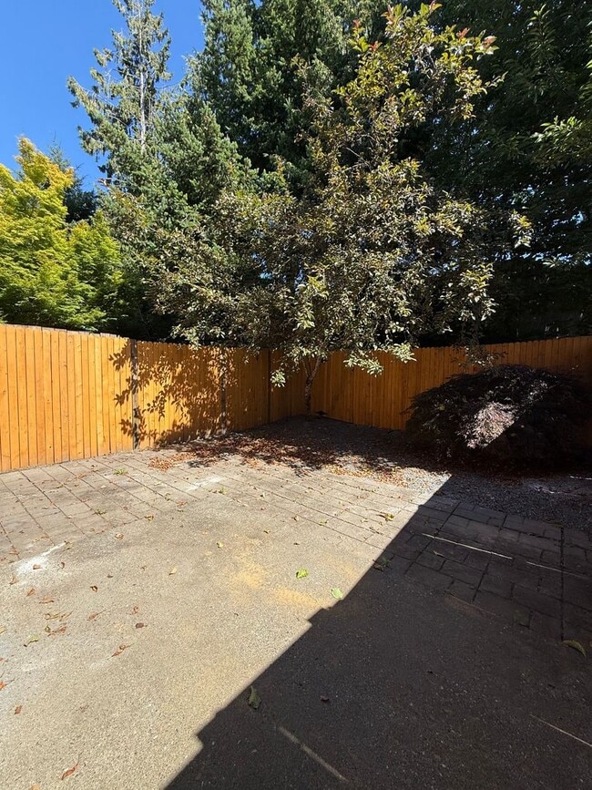 Building Photo - Fully Remodeled Silver Firs Townhome for R...
