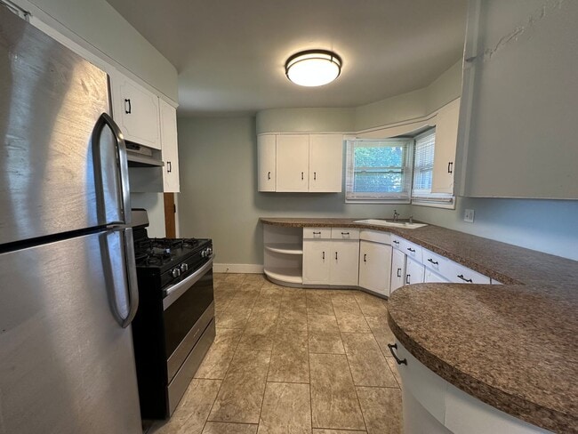 Building Photo - Three Bedroom Single Family Home on NW Side!