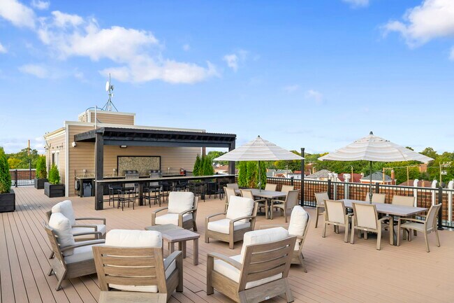 Building Photo - 1610 N Normandy Ave