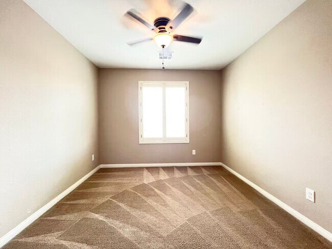 Building Photo - 10530 Siesta Key St