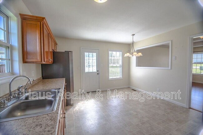 Building Photo - 955 Russet Dr