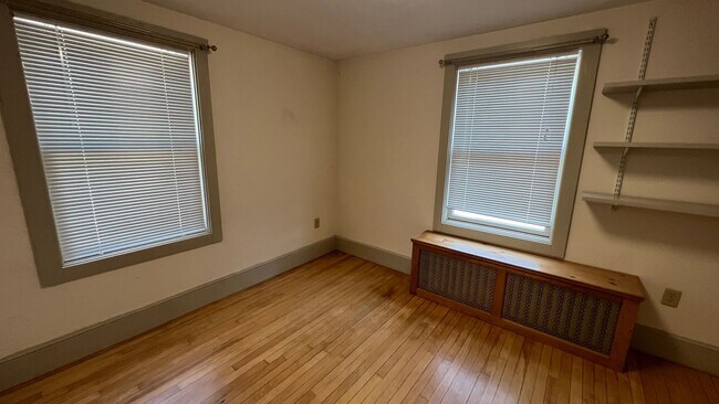 Building Photo - Large 4 Bedroom Apartment All Utilities In...