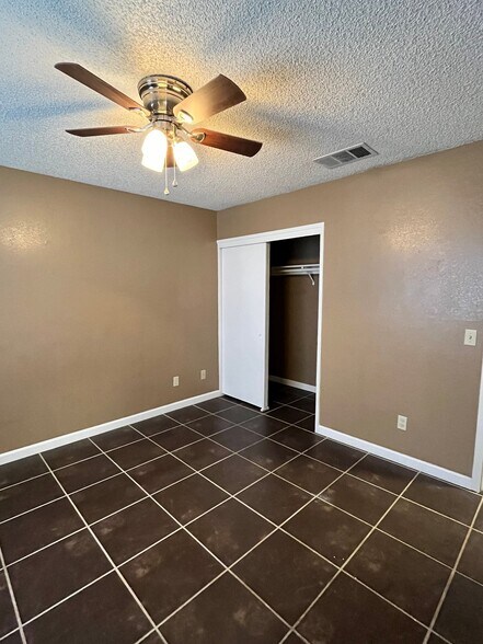 Building Photo - 9120 Peach Ave