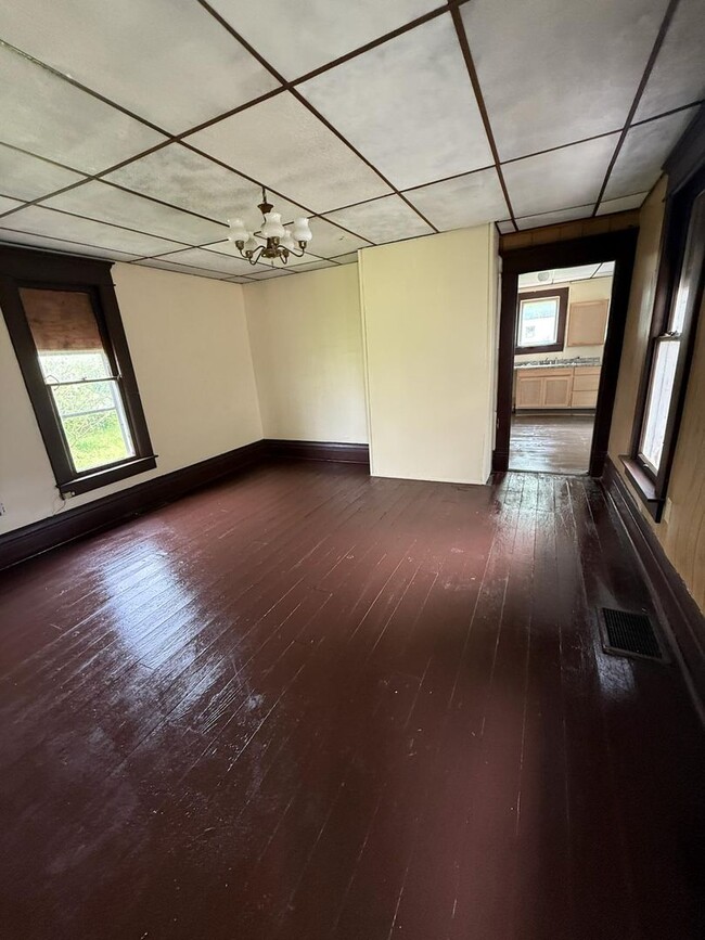 Building Photo - 3 bedrooms 1.5 bath in peaceful and beauti...