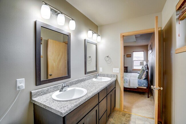 Building Photo - 818 Redan Dr
