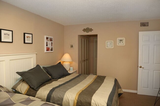 Building Photo - 1/1 first floor condo with community pool ...