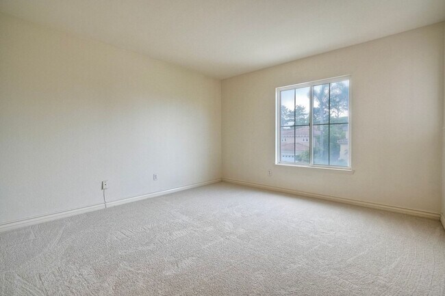 Building Photo - Executive Home with Views!
