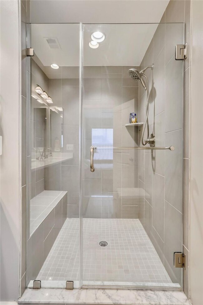 Building Photo - GREAT LOCATION!! Stunning 3BD/3.5BA luxury 4-level townhouse!