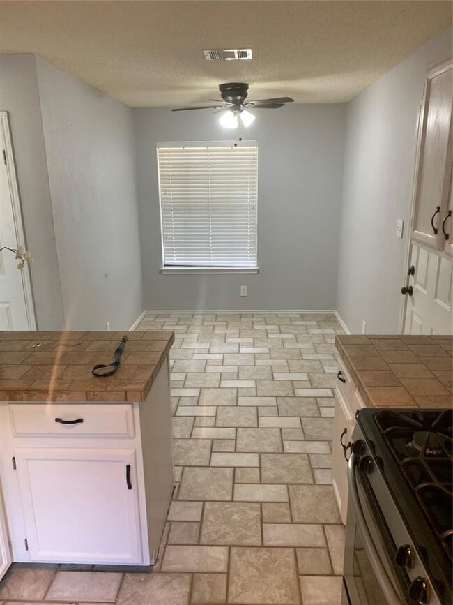 Building Photo - 807 Forest Trail