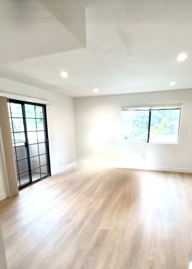 Building Photo - 12121 Moorpark St
