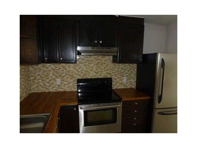 Building Photo - 21895 Lake Forest Cir