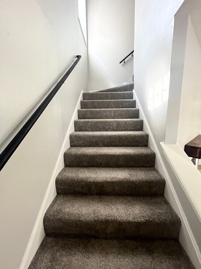 Building Photo - Beautifully renovated 3 bedroom house!