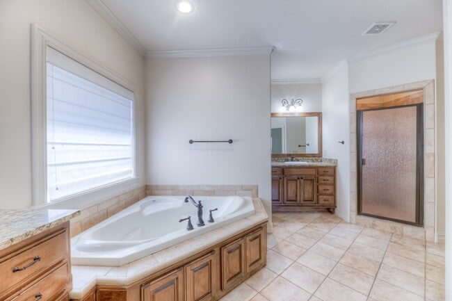 Building Photo - 11841 S Pittsburg Ave