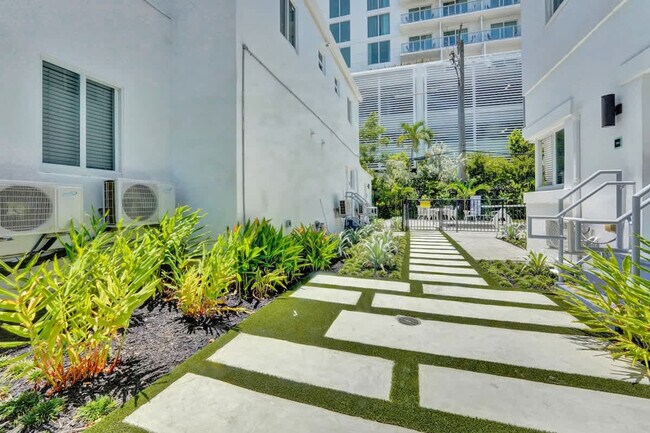 Building Photo - 3020 Seville St