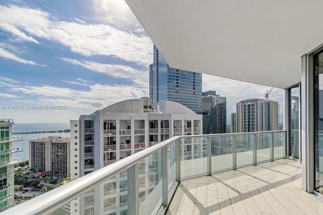 Building Photo - 1300 Brickell Bay Dr