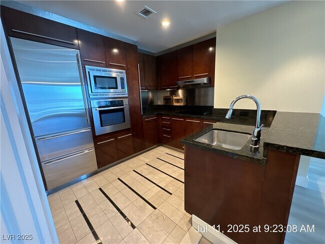 Building Photo - 2700 S Las Vegas Blvd