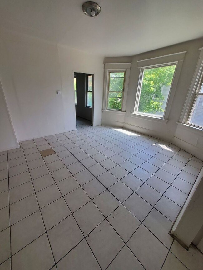 Building Photo - 608-610 W Burleigh St. (Duplex)