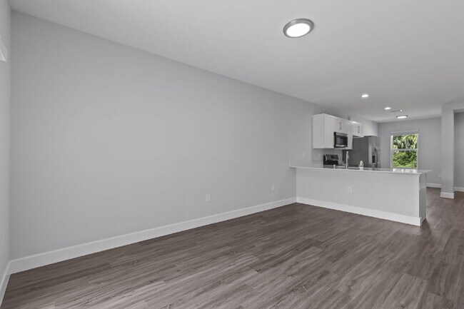 Building Photo - Spacious 3-Bedroom Duplex Oasis with 2 Full Baths in Port Charlotte – Your Ideal Retreat Awaits!