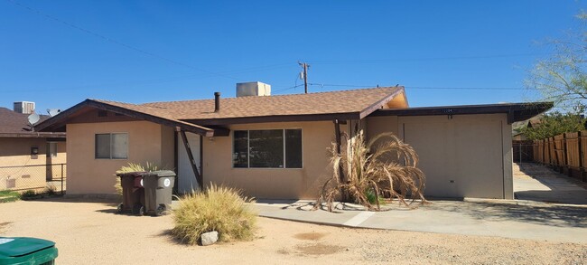Building Photo - 2 Bedroom with large back yard