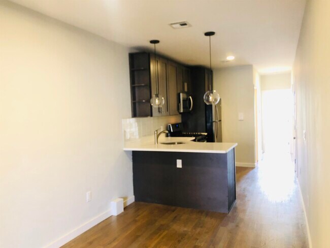 Building Photo - 347 7th St