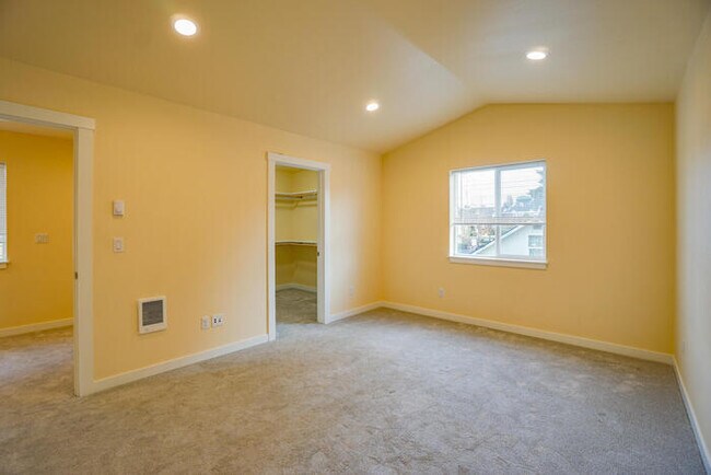 Building Photo - 11215 NE 23rd St