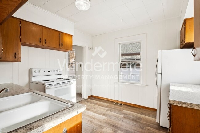 Building Photo - 731 W Knox Ave