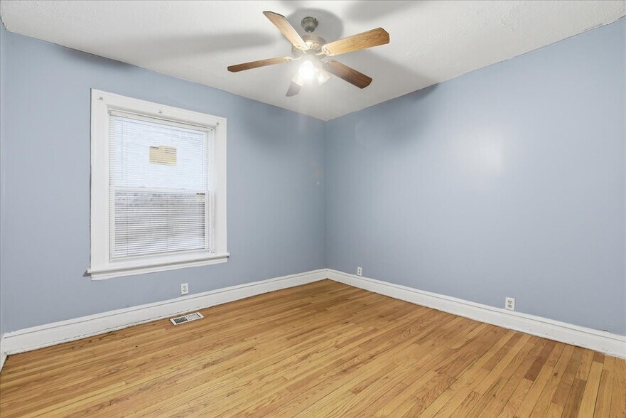 Building Photo - 5423 W Quincy St