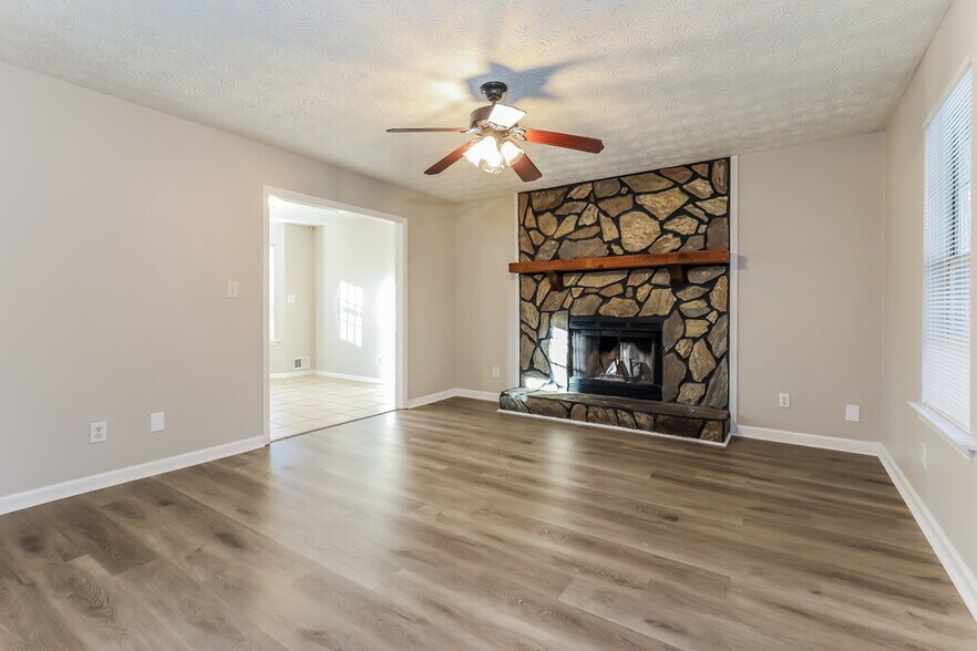 Building Photo - 320 Laurel Ln