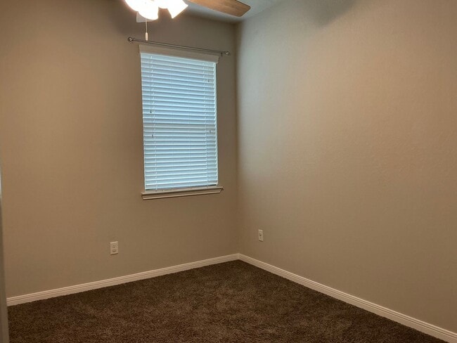 Building Photo - AVAILABLE NOW! 4-Bed 3-bath in Creek Meadows